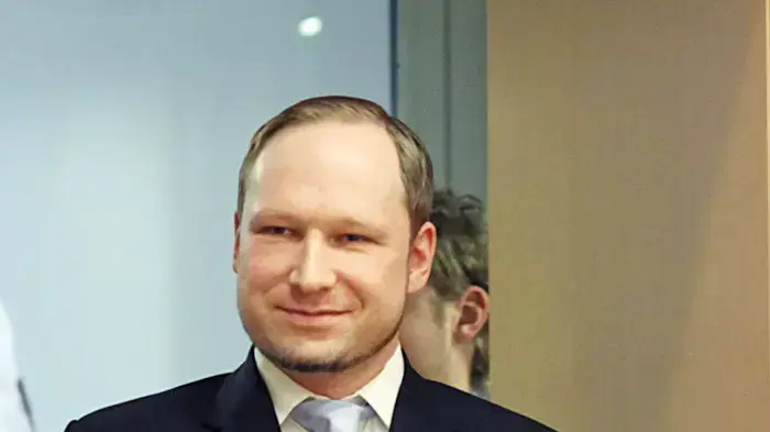 אנדרס ברינג בריוויק, הנאשם בביצוע מתקפת הטרור באוסלו ובאי יוטויה, בדיון בית המשפט, אוסלו, נורבגיה, 6 בפברואר 2012 אנדרס ברינג בריוויק, הנאשם בביצוע מתקפת הטרור באוסלו ובאי יוטויה, בדיון בית המשפט, אוסלו, נורבגיה, 6 בפברואר 2012