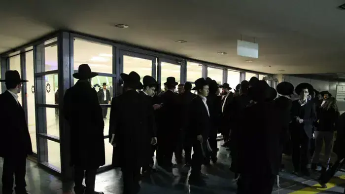 תפילות לשלומו של הרב אלישיב, מחוץ לבית החולים שערי צדק, פברואר 2012 תפילות לשלומו של הרב אלישיב, מחוץ לבית החולים שערי צדק, פברואר 2012