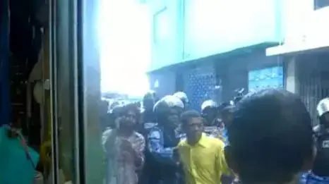 סרטון חובבים המתעד עימות בין שוטרים לנשיא המודח של האיים המלדיביים, מוחמד נאשיד, 8 בפברואר 2012 סרטון חובבים המתעד עימות בין שוטרים לנשיא המודח של האיים המלדיביים, מוחמד נאשיד, 8 בפברואר 2012