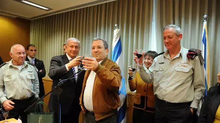 שר הביטחון אהוד ברק חוגג יום הולדת 70 עם הרמטכ"ל בני גנץ וראש הממשלה בנימין נתניהו, פברואר 2012 שר הביטחון אהוד ברק חוגג יום הולדת 70 עם הרמטכ"ל בני גנץ וראש הממשלה בנימין נתניהו, פברואר 2012