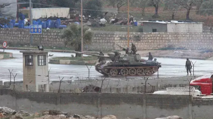 טנק של צבא סוריה בעיר אידליב, פברואר 2012 טנק של צבא סוריה בעיר אידליב, פברואר 2012