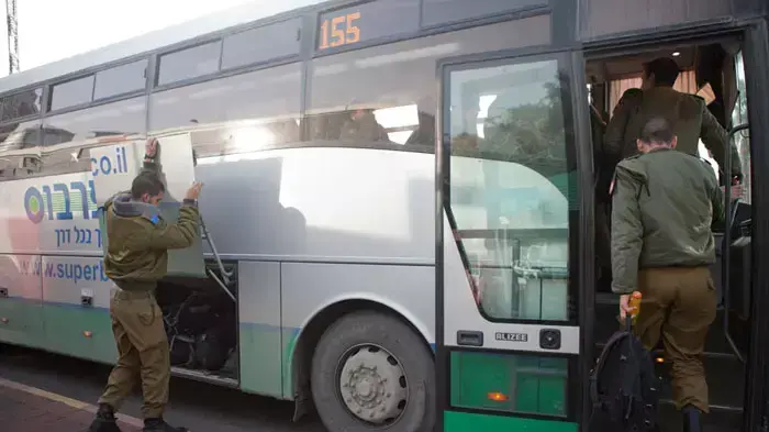 חיילים עולים לאוטובוס, פברואר 2012 חיילים עולים לאוטובוס, פברואר 2012