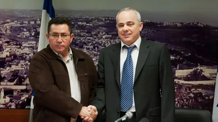 עופר עיני עם יובל שטייניץ במסיבת עיתונאים על סיום השביתה, פברואר 2011 עופר עיני עם יובל שטייניץ במסיבת עיתונאים על סיום השביתה, פברואר 2011