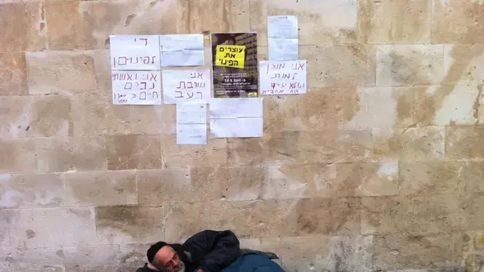 דייר עמידר שהולכים לפנות אותו מהדירה ופתח בשביתת רעב, פברואר 2012 דייר עמידר שהולכים לפנות אותו מהדירה ופתח בשביתת רעב, פברואר 2012