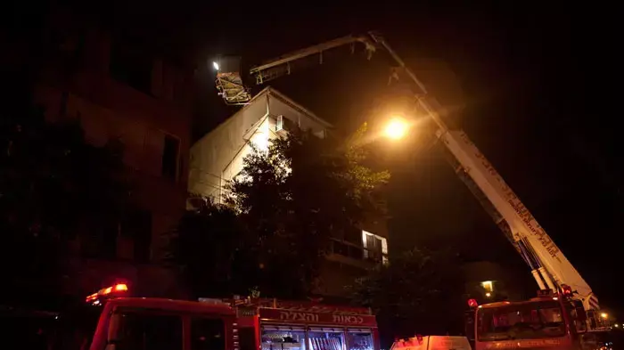עשרה בני אדם נפגעו בשריפה בבניין בתל אביב עשרה בני אדם נפגעו בשריפה בבניין בתל אביב