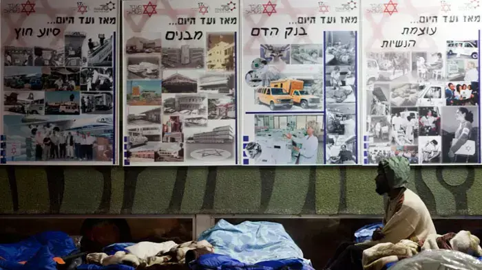 בית מחסה זמני שהקים מד"א לפליטים מדרפור בגינת לוינסקי. תל אביב, פברואר 2012 בית מחסה זמני שהקים מד"א לפליטים מדרפור בגינת לוינסקי. תל אביב, פברואר 2012