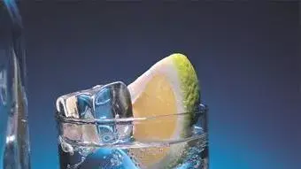 כוס ובקבוק וודקה כוס ובקבוק וודקה