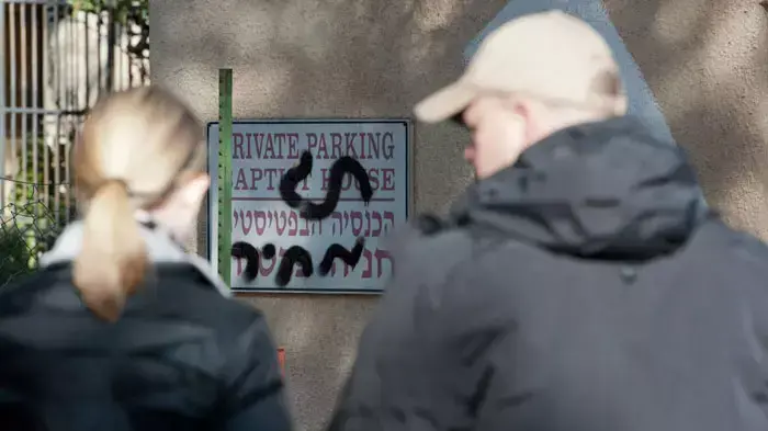 כתובות נאצה רוססו בכנסייה הבפטיסטית, בגנות ישו, פברואר 2012 כתובות נאצה רוססו בכנסייה הבפטיסטית, בגנות ישו, פברואר 2012