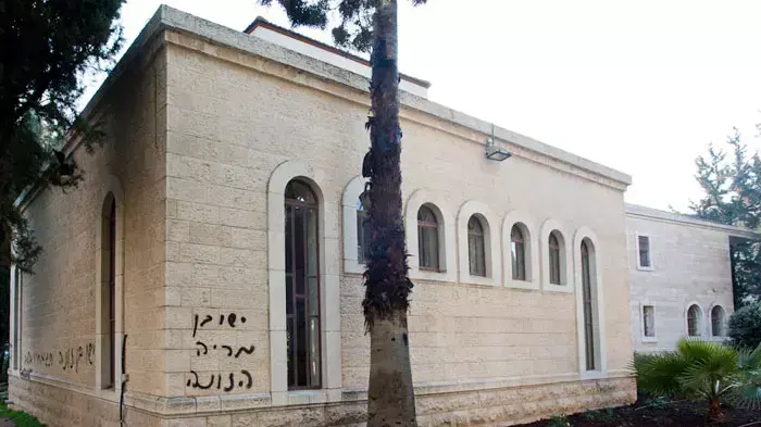 כתובות נאצה רוססו בכנסייה הבפטיסטית, בגנות ישו, פברואר 2012 כתובות נאצה רוססו בכנסייה הבפטיסטית, בגנות ישו, פברואר 2012