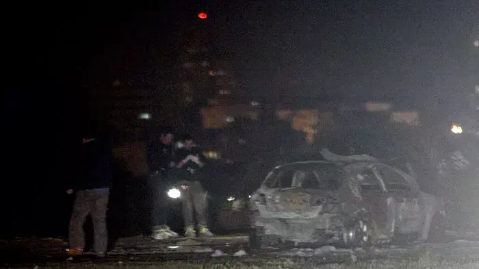 מכונית החשודה ששימשה מתנקשים שירו למוות בשני גברים ברחוב האיריס בראשון לציון. פברואר, 2012 מכונית החשודה ששימשה מתנקשים שירו למוות בשני גברים ברחוב האיריס בראשון לציון. פברואר, 2012