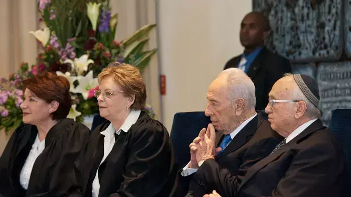 נשיא המדינה בטקס השבעת שופטים במסגרתו השביעו 6 שופטים למערכת המשפט בישראל, פברואר 2012.