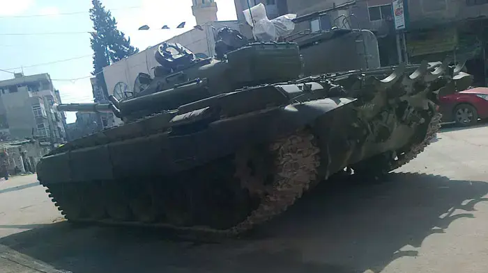 טנק של צבא סוריה, ערבין, פרבר של דמשק, פברואר 2012 טנק של צבא סוריה, ערבין, פרבר של דמשק, פברואר 2012