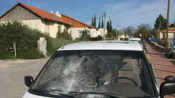 מפגינים פלסטינים מיידים אבנים על זהבה וייס ליד חברון, פברואר 2012 מפגינים פלסטינים מיידים אבנים על זהבה וייס ליד חברון, פברואר 2012