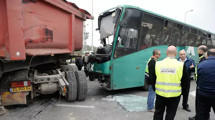 תאונת דרכים כביש 3 בין אוטובוס למשאית, פברואר 2012 תאונת דרכים כביש 3 בין אוטובוס למשאית, פברואר 2012