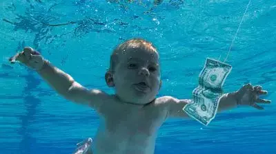 ספנסר אלדן כתינוק על עטיפת האלבום "Nevermind" של נירוונה ספנסר אלדן כתינוק על עטיפת האלבום "Nevermind" של נירוונה