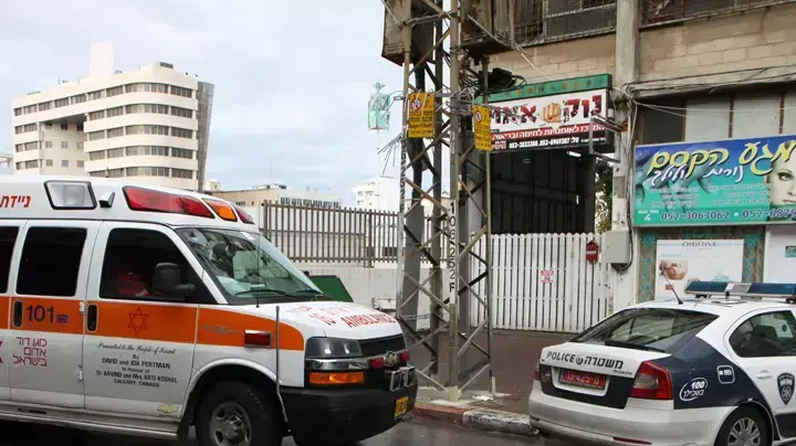 ניידת משטרה ואמבולנס, אילוסטרציה ניידת משטרה ואמבולנס, אילוסטרציה