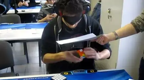 מרסל אנדרי שובר את שיא העולם בסידור קובייה הונגרית בעיניים מכוסות בתחרות בבריסל, פברואר 2012 מרסל אנדרי שובר את שיא העולם בסידור קובייה הונגרית בעיניים מכוסות בתחרות בבריסל, פברואר 2012
