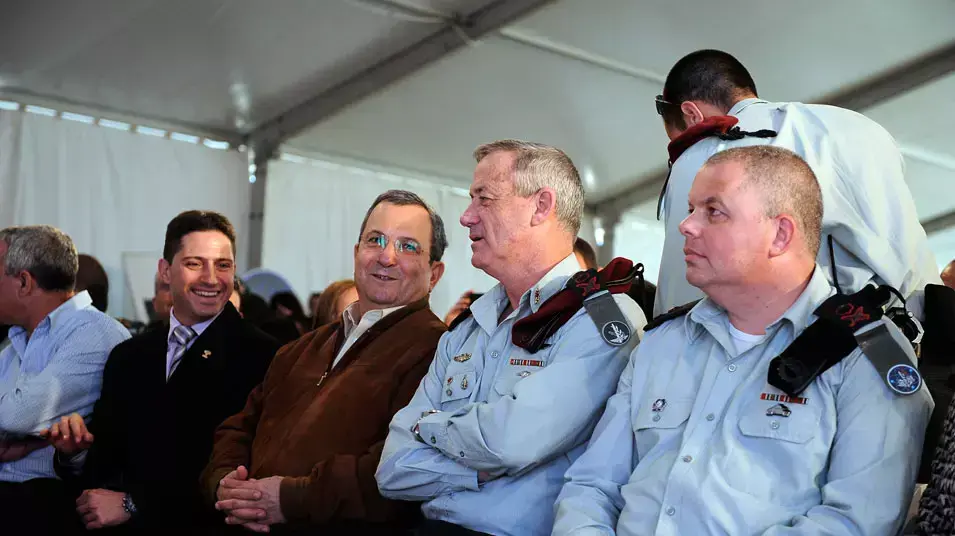 שר הביטחון אהוד ברק בטקס הנחת אבן פינה לקמפוס תקשוב יחד עם הרמטכ"ל בני גנץ בבאר שבע, פברואר 2012