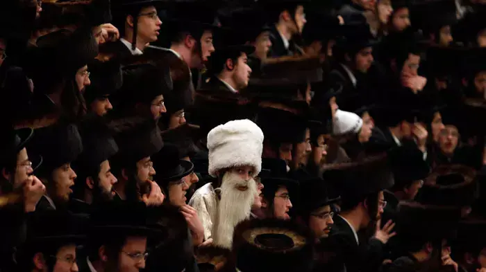 ילד חרדי בחגיגת פורים בבית כנסת בירושלים ילד חרדי בחגיגת פורים בבית כנסת בירושלים