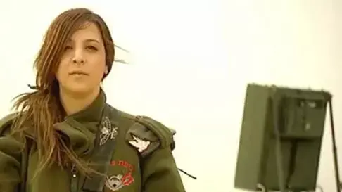לוחמת בסוללת כיפת ברזל על לוגו פייסבוק