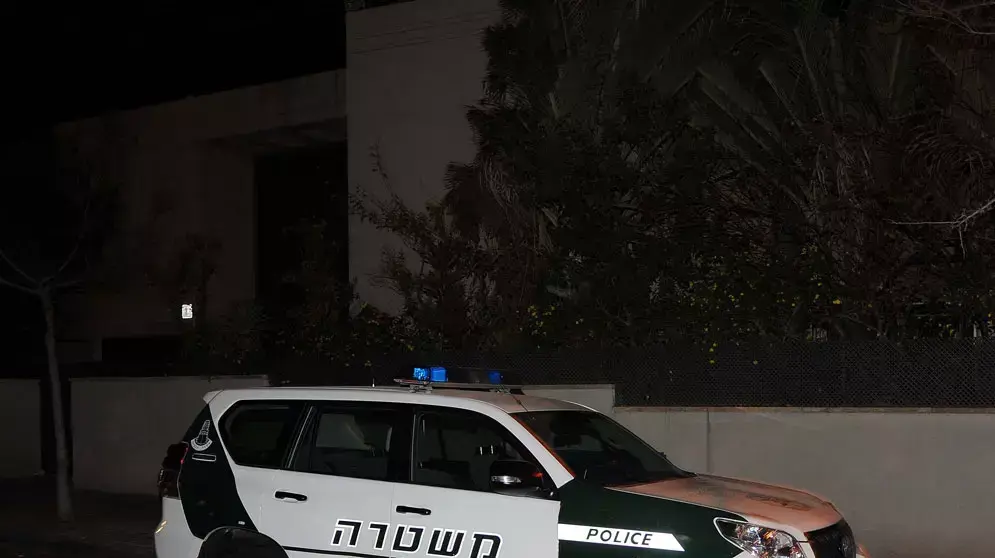 ניידת משטרה בהפגנה של אוהדי הפועל תל אביב נגד אלי טביב ניידת משטרה בהפגנה של אוהדי הפועל תל אביב נגד אלי טביב