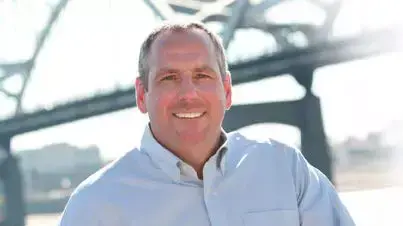 דן דולן, מועמד לקונגרס מטעם מחוז 2 במדינת איווה, בתמונה מהאתר הרשמי שלו דן דולן, מועמד לקונגרס מטעם מחוז 2 במדינת איווה, בתמונה מהאתר הרשמי שלו