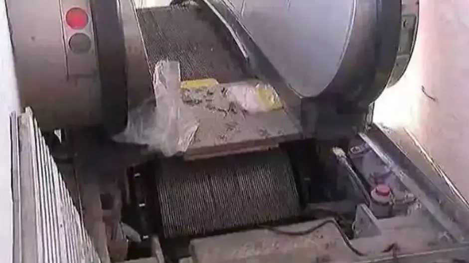תחנת רכבת בלונג איילנד, שבה נהרגה אישה בת 88 שמעדה במדרגות נעות ונחנקה למוות. ניו יורק, מרץ 2012 תחנת רכבת בלונג איילנד, שבה נהרגה אישה בת 88 שמעדה במדרגות נעות ונחנקה למוות. ניו יורק, מרץ 2012