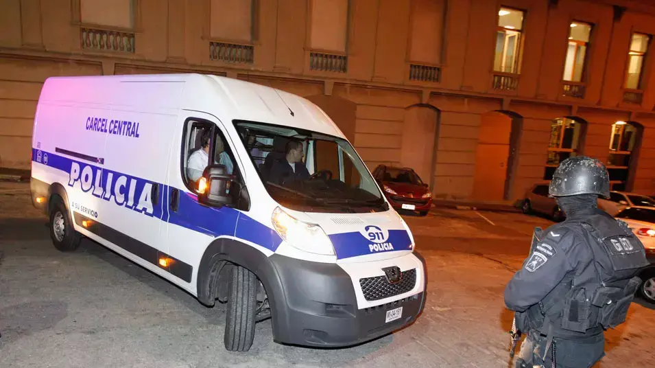 ניידת משטרה מובילה שני אחים בבתי חולים החשודים ברצח 16 מטופלים כ"המתת חסד", 18 במרץ 2012 ניידת משטרה מובילה שני אחים בבתי חולים החשודים ברצח 16 מטופלים כ"המתת חסד", 18 במרץ 2012