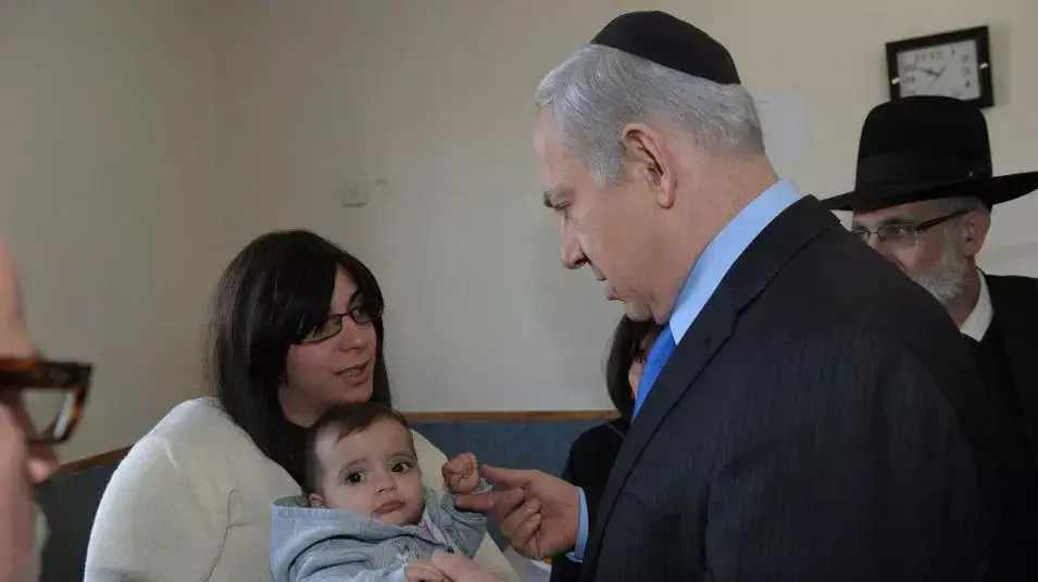 בנימין נתניהו מנחם את משפחות ההורגים מהפיגוע ירי בטולוז , מרץ 2012 בנימין נתניהו מנחם את משפחות ההורגים מהפיגוע ירי בטולוז , מרץ 2012
