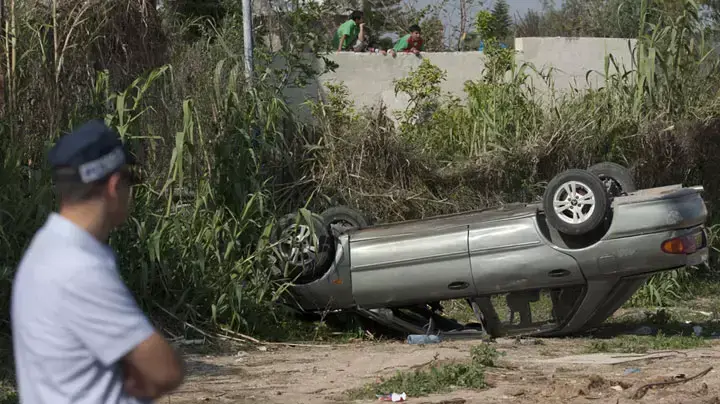 רכב הפוך באירוע ירי בעיר לוד, שני צעירים פצועים, מרץ 2012 רכב הפוך באירוע ירי בעיר לוד, שני צעירים פצועים, מרץ 2012