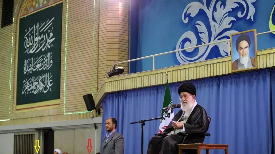 המנהיג העליון של אירן, עלי חמינאי, במפגש עם אנשי משמרות המהפכה. מסומן בחץ אדום: בנו, מוג'תבא חמינאי. בחוץ צהוב: ראש לשכתו, וחיד חקיניאן