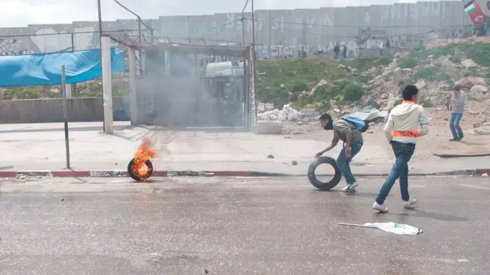 עימותים בין פלסטינים לכוחות הביטחון במעבר קלנדיה, בעת הפגנה לציון יום האדמה עימותים בין פלסטינים לכוחות הביטחון במעבר קלנדיה, בעת הפגנה לציון יום האדמה