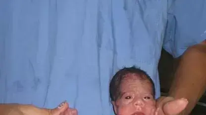אחות מחזיקה פגה בכיס אחות מחזיקה פגה בכיס