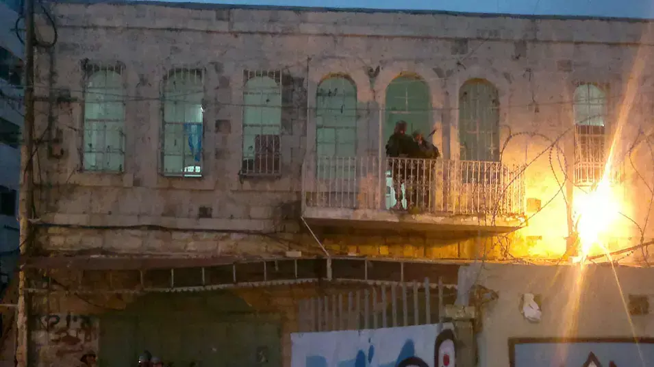 פעילי שמאל ופלסטינים פלשו לבית בחברון, אפריל 2012 פעילי שמאל ופלסטינים פלשו לבית בחברון, אפריל 2012