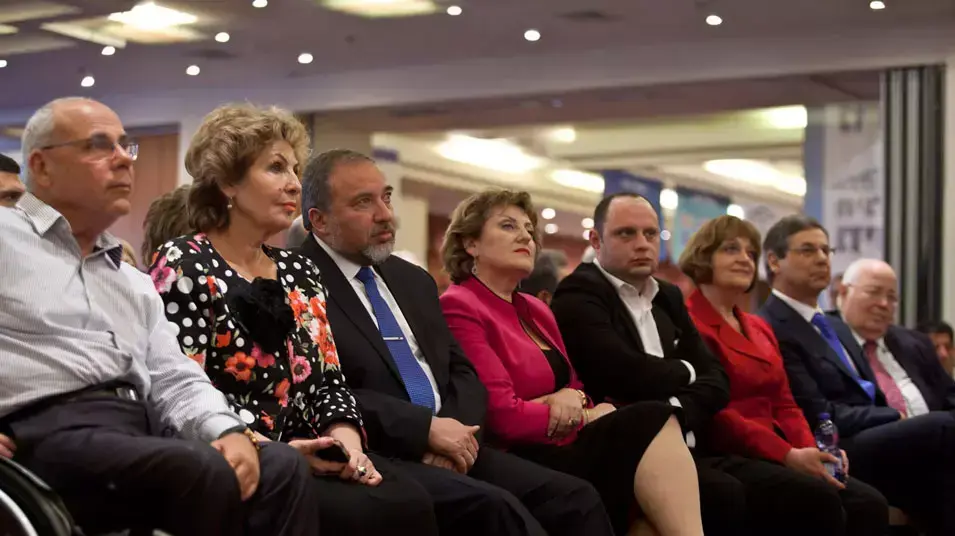 אביגדור ליברמן בהרמת כוסית של ישראל ביתנו לכבוד פסח, אפריל 2012 אביגדור ליברמן בהרמת כוסית של ישראל ביתנו לכבוד פסח, אפריל 2012