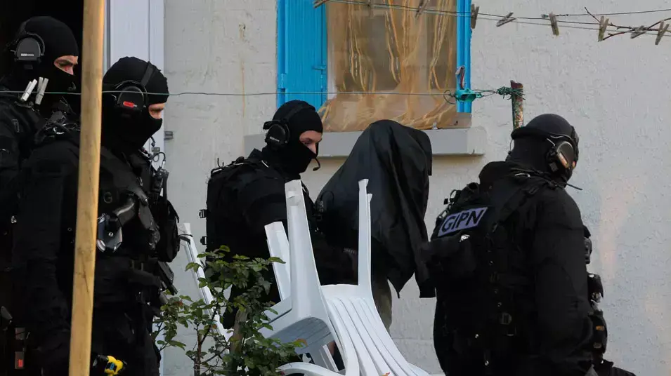 יחידת עילית של משטרת צרפת פושטת על ביתו של חשוד בטרור איסלמי בעיר טולוז, 30 במרץ 2012