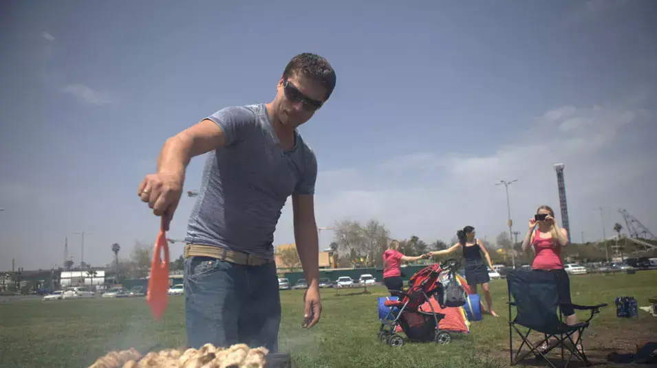 מבלים בחג הפסח בפארק הירקון בתל אביב מבלים בחג הפסח בפארק הירקון בתל אביב