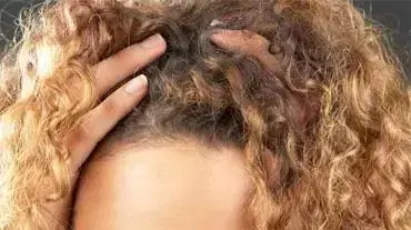 אשה עם תלתלים - אילוסטרציה אשה עם תלתלים - אילוסטרציה