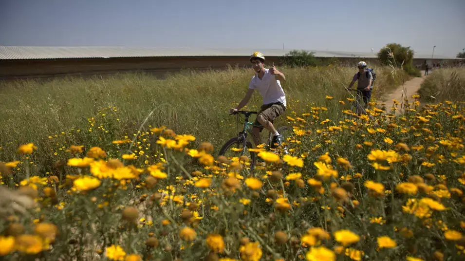 מטיילים בחג הפסח ליד קיבוץ בארי, אפריל 2012