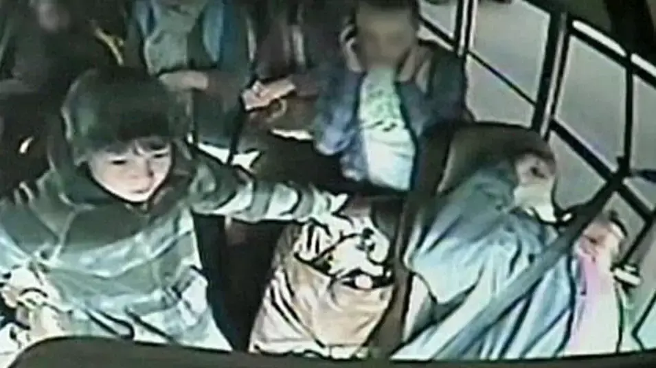 מתוך סרטון ממצלמת אבטחה המתעד ילדים שהשתלטו על ההגה של אוטובוס נוסע בעיר מילטון שבמדינת וושינגטון, לאחר שהנהג איבד את הכרתו, אפריל 2012 מתוך סרטון ממצלמת אבטחה המתעד ילדים שהשתלטו על ההגה של אוטובוס נוסע בעיר מילטון שבמדינת וושינגטון, לאחר שהנהג איבד את הכרתו, אפריל 2012