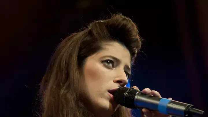 אפרת גוש במופע מחווה לחלונות הגבוהים אפרת גוש במופע מחווה לחלונות הגבוהים