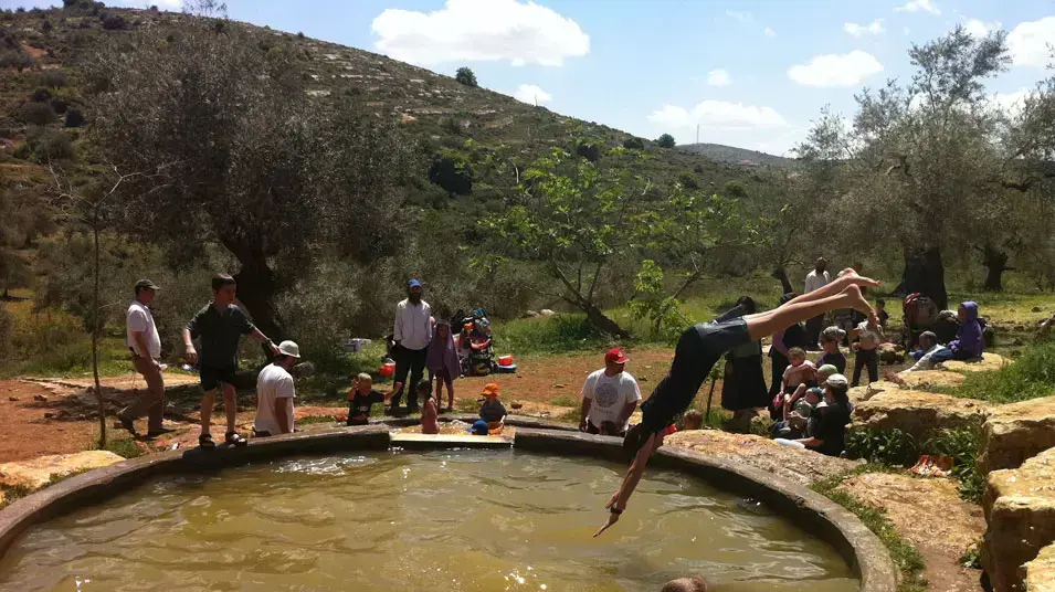 מטיילים במעיין הגבורה בפסח, אפריל 2012 מטיילים במעיין הגבורה בפסח, אפריל 2012