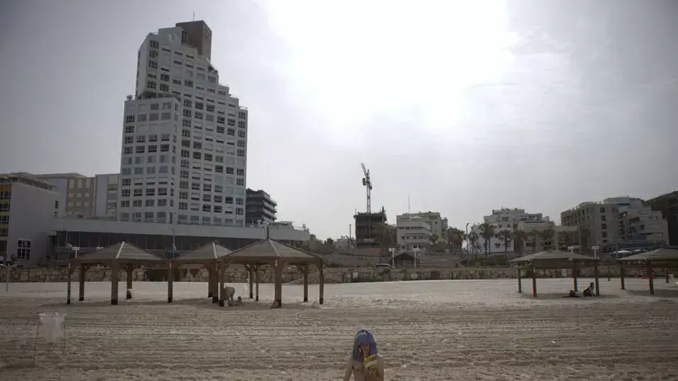 חוף ים בתל אביב, אפריל 2012 חוף ים בתל אביב, אפריל 2012
