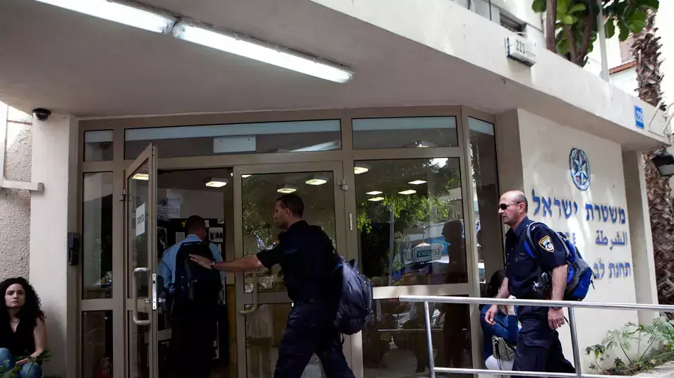 שלושה נערים נחקרים בחשד למעורבות בפרשת המין הקבוצתי בחוף בוגרשוב בתל אביב, אפריל 2012 שלושה נערים נחקרים בחשד למעורבות בפרשת המין הקבוצתי בחוף בוגרשוב בתל אביב, אפריל 2012