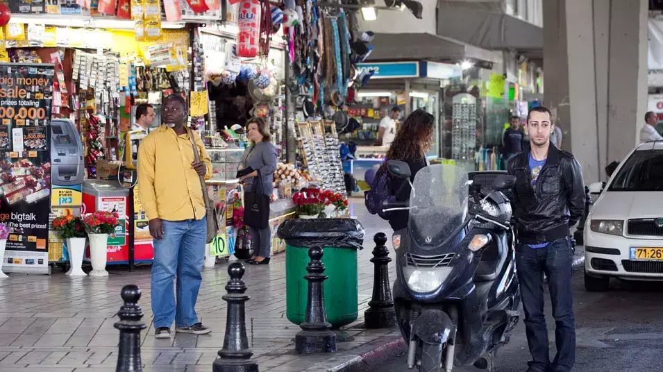 אנשים עומדים בצפירה לזכר יום השואה בתל אביב