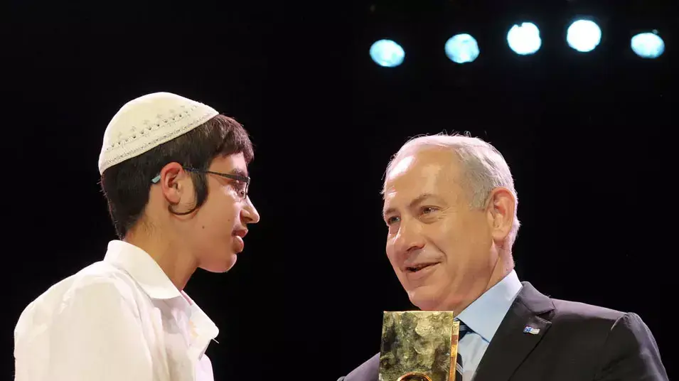 ראש הממשלה בנימין נתניהו מעניק את פרס חידון התנ"ך העולמי לאלחנן בלוך, שזכה במקום הראשון, יום העצמאות 2012 ראש הממשלה בנימין נתניהו מעניק את פרס חידון התנ"ך העולמי לאלחנן בלוך, שזכה במקום הראשון, יום העצמאות 2012