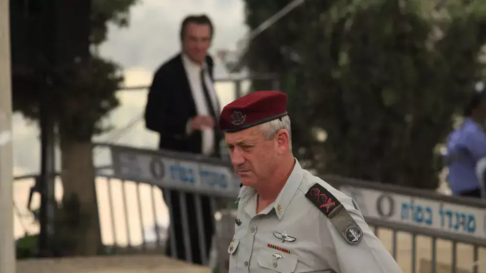 בני גנץ בהלוויה של בן ציון נתניהו אביו של ראש הממשלה, בנימין נתניהו, אפריל 2012 בני גנץ בהלוויה של בן ציון נתניהו אביו של ראש הממשלה, בנימין נתניהו, אפריל 2012