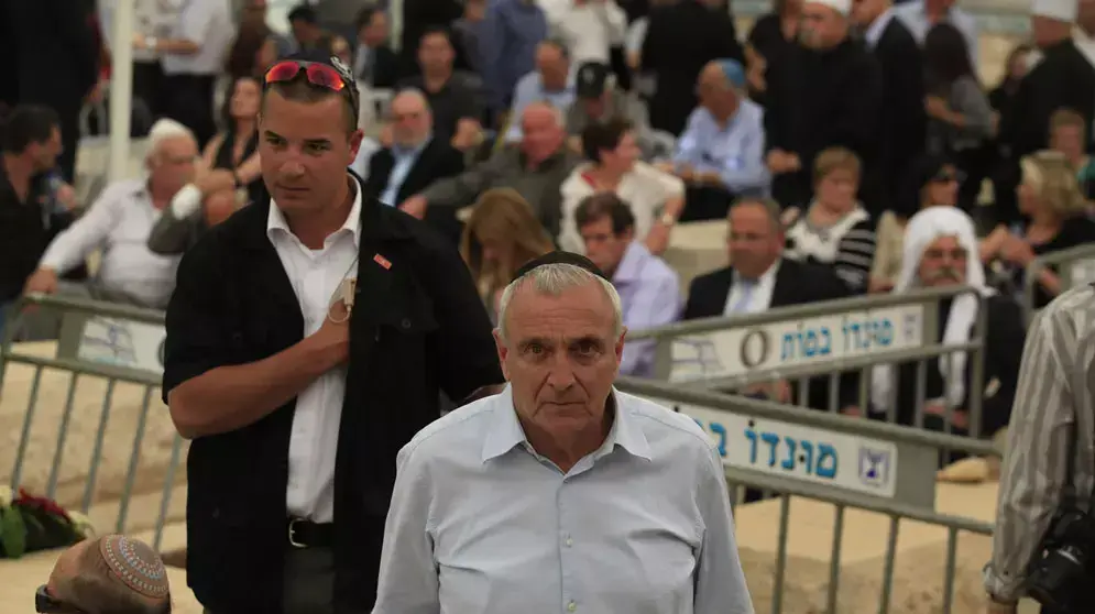 יצחק אהרונוביץ' בהלוויה של בן ציון נתניהו אביו של ראש הממשלה, בנימין נתניהו, אפריל 2012 יצחק אהרונוביץ' בהלוויה של בן ציון נתניהו אביו של ראש הממשלה, בנימין נתניהו, אפריל 2012