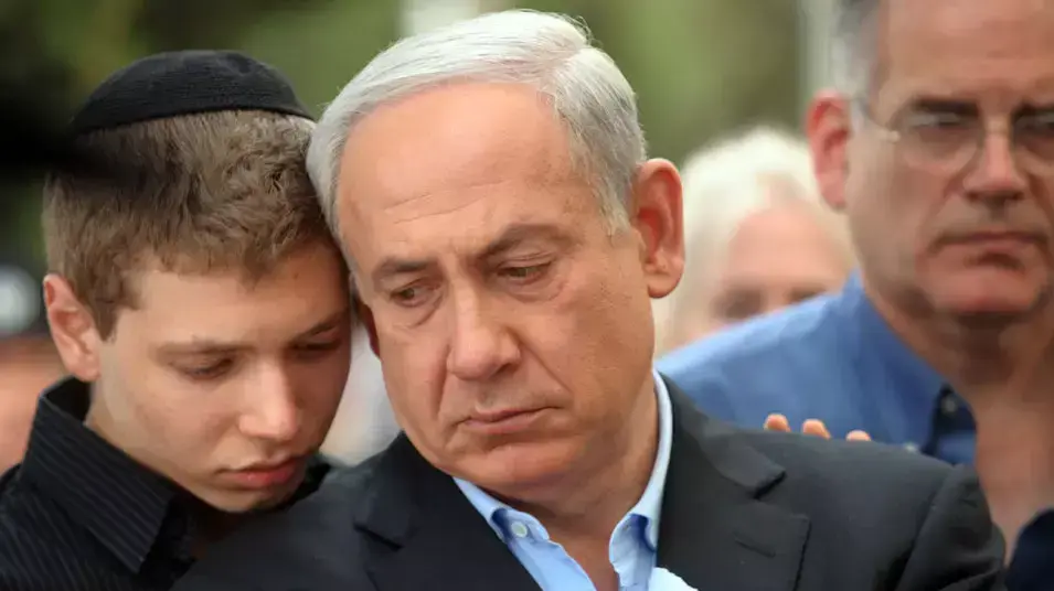 בנימין נתניהו עם בנו יאיר נתניהו בהלוויית אביו פרופ' בן ציון נתניהו