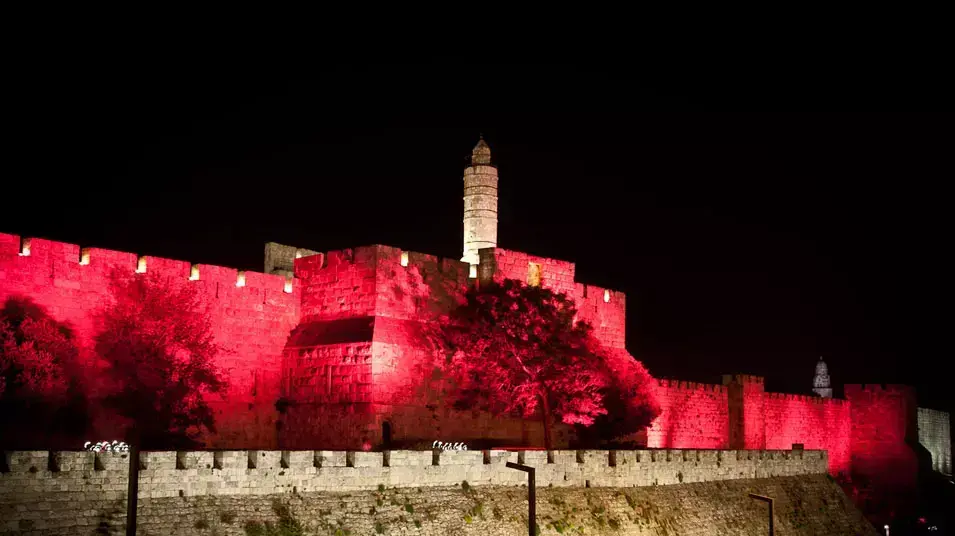נושא: חומת העיר העתיקה בירושלים נצבעה בורוד במסגרת חודש המודעות לסרטן השד, מאי 2012 נושא: חומת העיר העתיקה בירושלים נצבעה בורוד במסגרת חודש המודעות לסרטן השד, מאי 2012